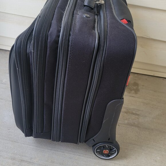 Swissgear Black Red Rolling Briefcase Padded Laptop Pocket 17 Inches - Picture 6 of 16